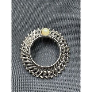 Vintage Silver-tone Ridged Wreath Circle Brooch Pin Sinngle Faux Pearl 1.25"